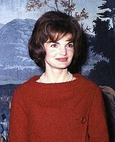 225px-Mrs_Kennedy_in_the_Diplomatic_Reception_Room_cropped